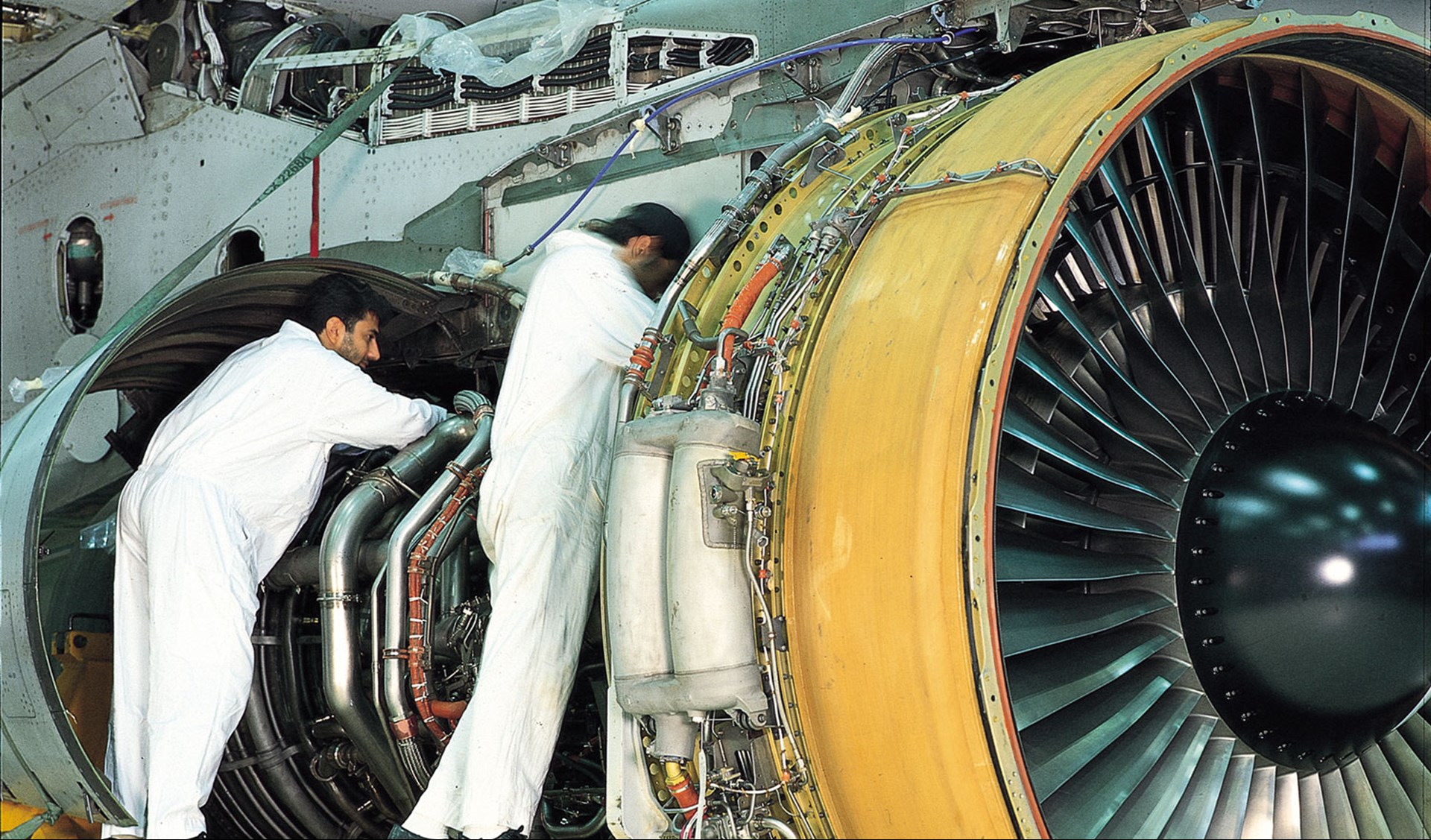 Extended Diploma in Aeronautical Engineering | Emirates Aviation University